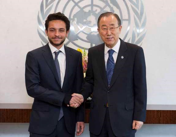 ولي عهد الاردن الامير الحسين بن عبدالله الثاني مصافحا بان كي مون عقب ترؤسه جلسة مجلس الامن امس الاولاپ 