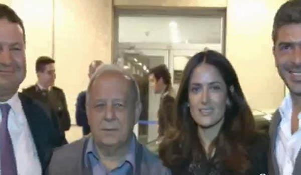سلمى حايك تصل مطار بيروت في أول زيارة للبنان.. صورة