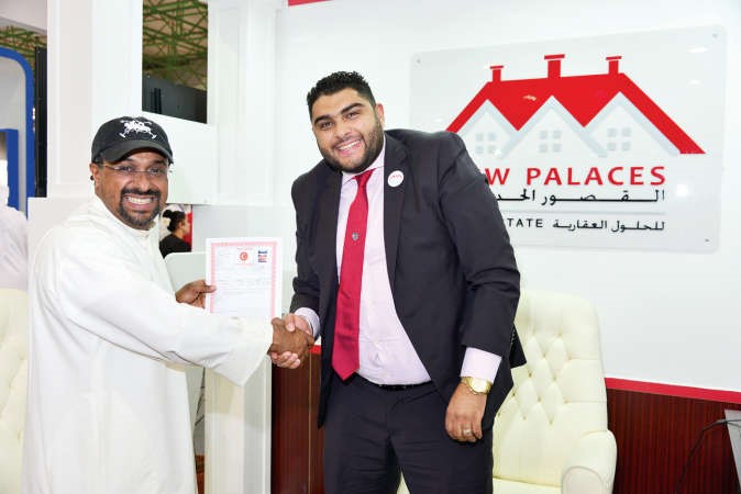 جانب من تسليم احد عملاء الشركة صكوك ملكية
