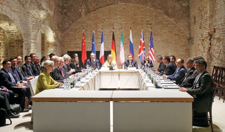 مفاوضو ايران ودول 51 خلال جلسة مفاوضاتهم النووية في فيينا امس الاولرويترز ﻿