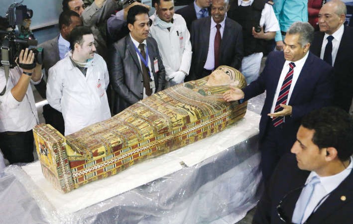 وزير الاثار المصري ممدوح الدماطي خلال استقباله تابوتا اثريا ضمن 123 قطعة اثرية عائدة لمصر من واشنطن امس الاول اپ