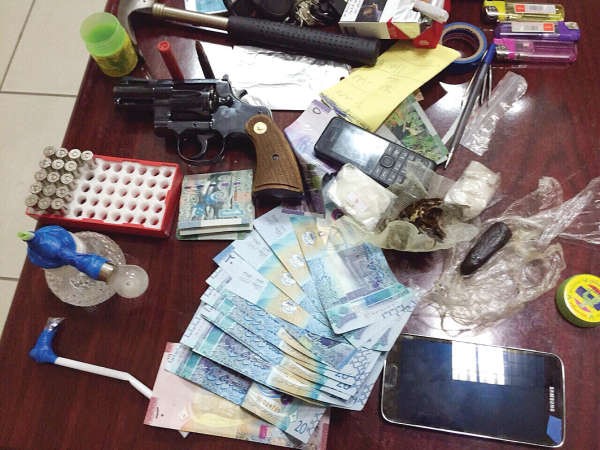  ومباحث الفروانية تحيل شابين الى النيابة العامة لحيازة ممنوعات
