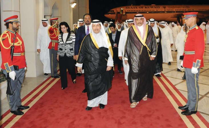 سمو رئيس الوزراء الشيخ جابر المبارك لدى وصوله وفي استقباله الشيخ صباح الخالد