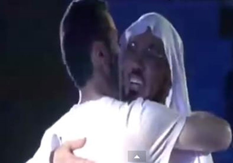 بالفيديو.. الدوحة تجمع الشيخ العودة بابنه بعد فراق 4 سنوات