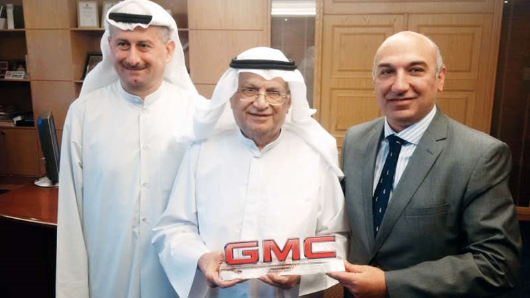 بدر الحسامي المدير الاقليمي لجنرال موتورز الشرق الاوسط يسلم درعا تكريمية لمحمد رضا بهبهاني وعادل بهبهاني