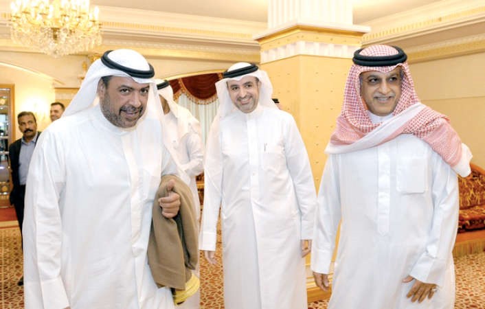 الشيخ احمد الفهد لحظة وصوله الى البحرين ويبدو الشيخ سلمان بن ابراهيم في استقباله﻿