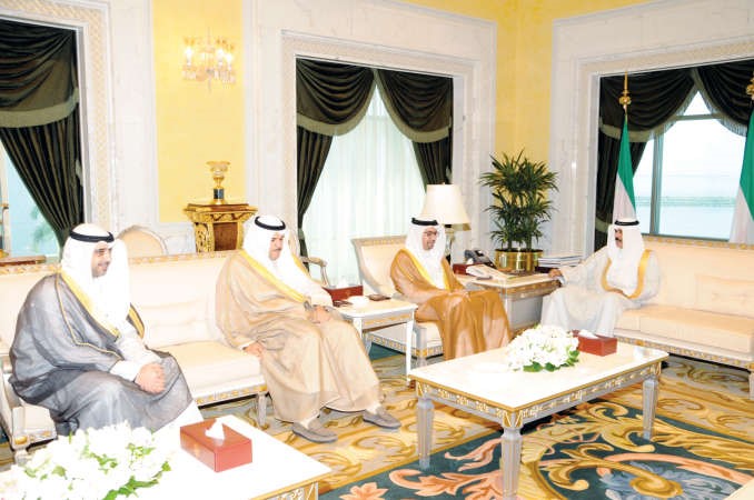 سمو ولي العهد الشيخ نواف الاحمد مستقبلا وزير شؤون الاعلام البحريني عيسى الحمادي بحضور الشيخ سلمان الحمود والشيخ محمد العبدالله﻿