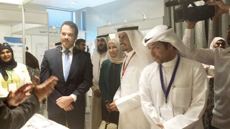 د جمال الحربي يتفقد المعرض المقام على هامش المؤتمر