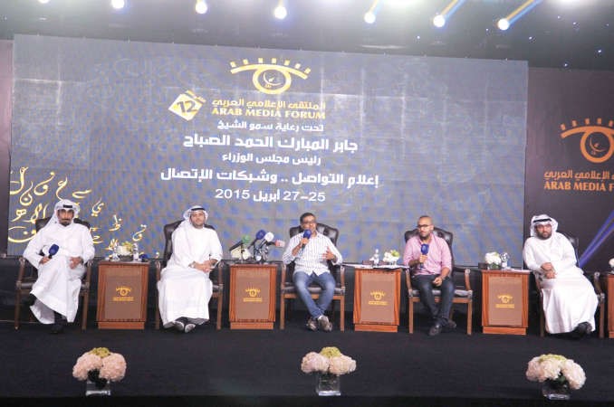 خالد الروضان وعمر العثمان ومهند يوسف وعبدالوهاب العيسى وعبدالوهاب العثمان خلال الندوة﻿