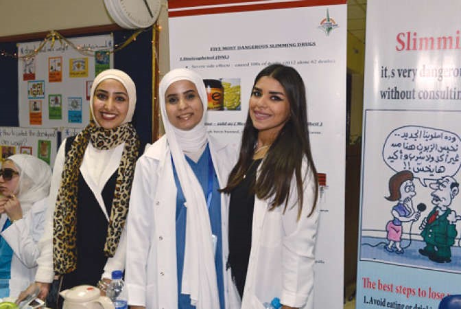 عدد من الطالبات المشاركات