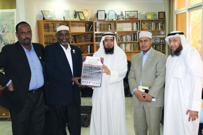 طارق العيسى مقدما مجموعة من الاصدارات للوفد الصومالي