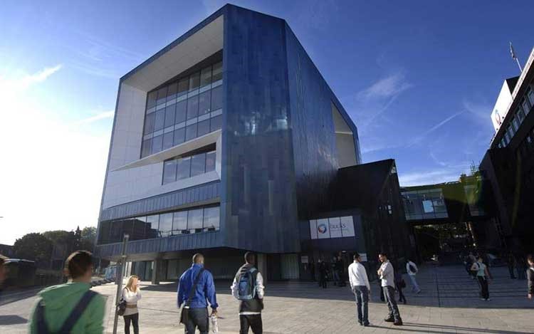 تاتي جامعة باكينجهامشير في المرتبة الثانية، وتقع مدينتها الجامعية في مدينة High Wycombe، ويبلغ متوسط الجرائم 70 حالة لكل الف مقيم، كما توفر الجامعة للطلاب حافلات صغيرة لتقلهم الى منازلهم في الليل