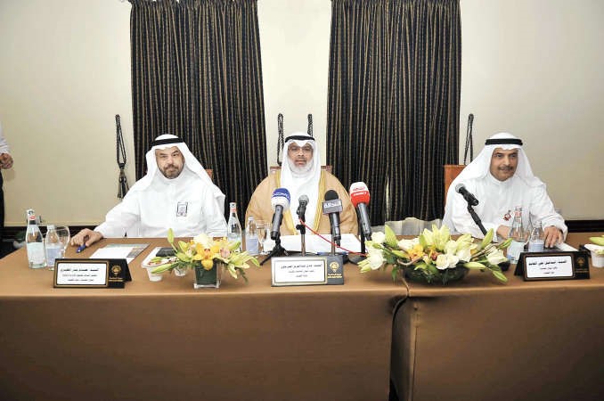 عادل الصرعاوي واسماعيل الغانم وعصام المطيري خلال الاجتماع ﻿