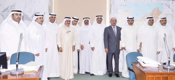مهلهل الخالد متوسطا عددا من اعضاء المجلس البلدي خلال الجلسةقاسم باشا﻿