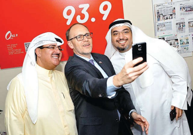 سيلفي السفير الاميركي يجمع الشيخ فهد المبارك والمراقب خالد العجلان﻿