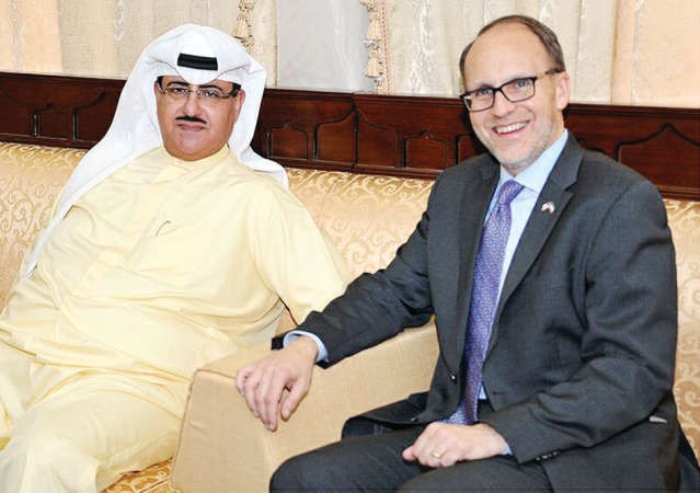 الشيخ فهد المبارك مع السفير الاميركي دوغلاس سيليمان﻿