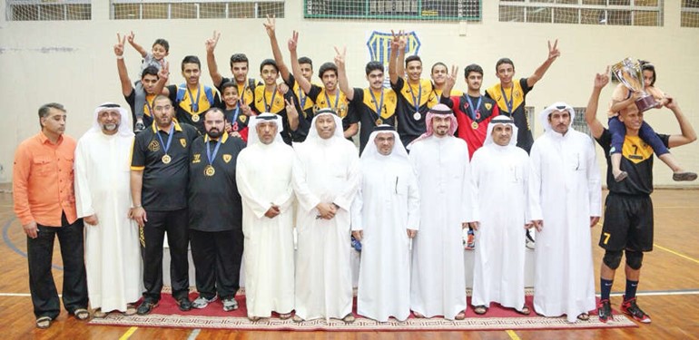 الشيخ فهد طلال الفهد ووليد امان يتوسطان ابطال الاصفر