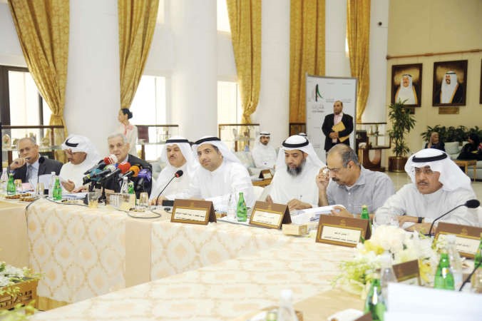 الشيخ سلمان الحمود ود عودة الرويعي ود عبدالرحمن الجيران ود محمد الفيلي والزميل عدنان الراشد اثناء الحلقة النقاشية