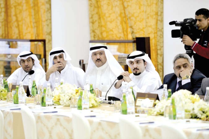 محمد العرادة والزميل حسين الرمضان وابراهيم السعيدي ورشيد الفعم خلال الحلقة النقاشية
