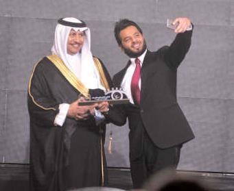 نيشان يلتقط سلفي مع سمو رئيس الوزراء﻿