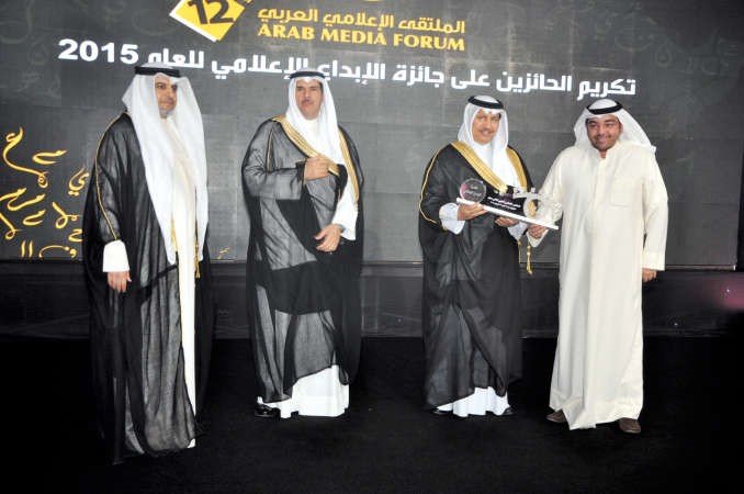 سمو رئيس الوزراء الشيخ جابر المبارك مكرما الانباء ممثلة برئيس التحرير الزميل يوسف خالد المرزوق الذي يتسلم جائزة الابداع الاعلامي
﻿