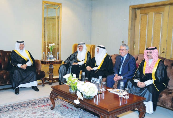 سمو رئيس الوزراء الشيخ جابر المبارك مستقبلا الشيخ سلمان الحمود والشيخ مبارك الدعيج ومحمد بن عيسى ﻿