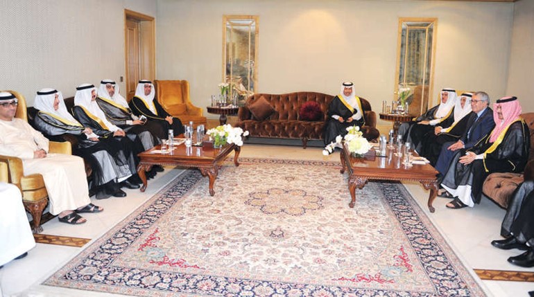 سمو رئيس الوزراء الشيخ جابر المبارك مستقبلا عددا من المشاركين في الملتقى الاعلامي العربي ﻿