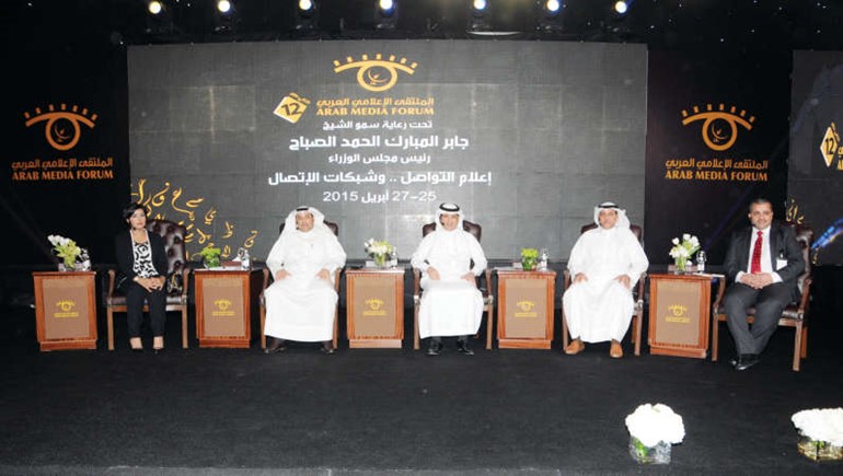  يعقوب الصانع متوسطا المشاركين في الجلسة ﻿