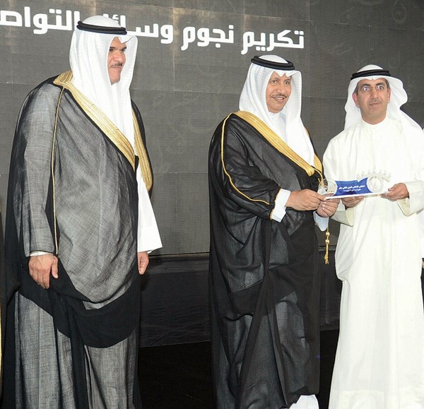 سمو رئيس مجلس الوزراء الشيخ جابر المبارك والشيخ سلمان الحمود يقدمان الجائزة الى فيصل ابل﻿