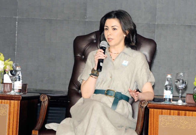 الشيخة الزين الصباح متحدثة خلال الجلسة الحوارية﻿