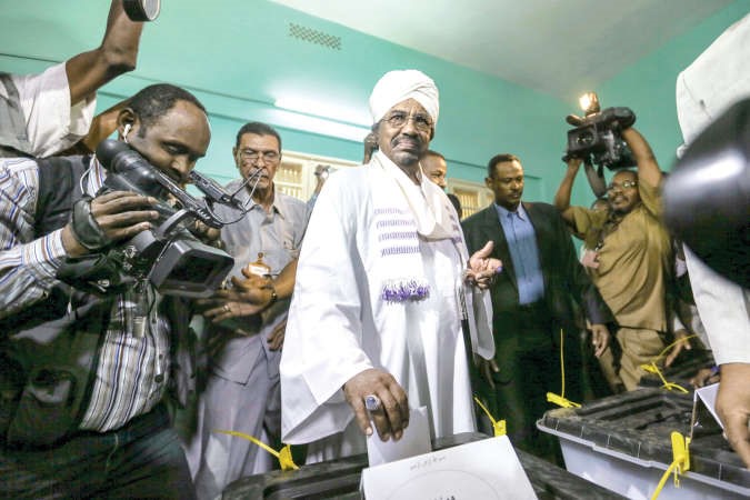 صورة ارشيفية للرئيس السوداني عمر البشير خلال ادلائه بصوته في الانتخاباتالرئاسية 