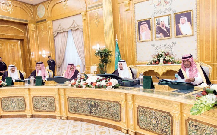 خادم الحرمين الشريفين الملك سلمان بن عبدالعزيز يراس جلسة مجلس الوزراء السعودي امسواس