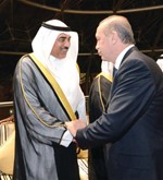 الرئيس التركي مصافحا الشيخ صباح الخالد﻿
