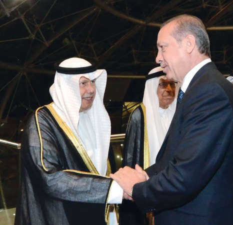 الرئيس اردوغان مصافحا السفير احمد فهد الفهد﻿