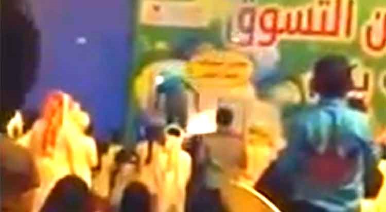بالفيديو.. اشتعال النار بوجه شاب خلال عرضٍ بمهرجان نجران للتسوق