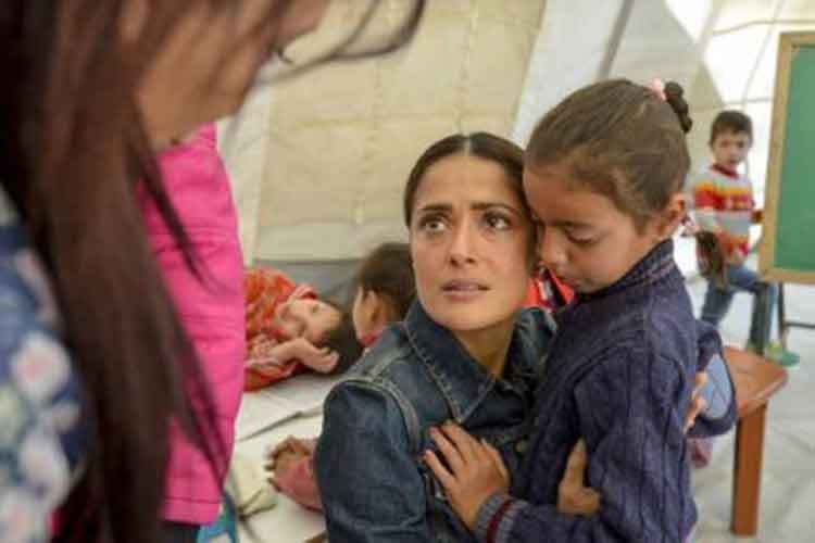 بالصور.. سلمى حايك تطهو الطعام للاجئين السوريين في لبنان