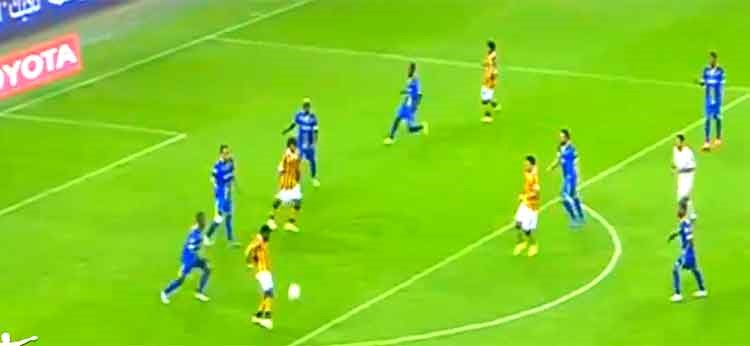بالفيديو.. لاعب في الدوري السعودي يذهل الجميع بهذا الهدف