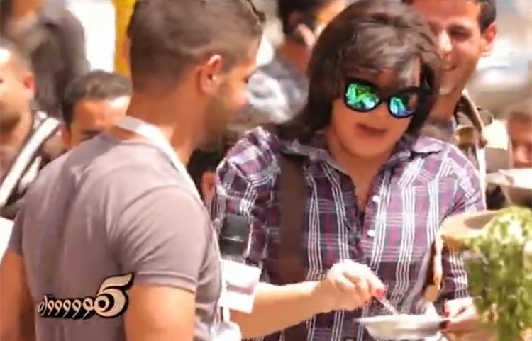 بالفيديو.. فيفي عبده تأكل في الشارع على "عربة فول"