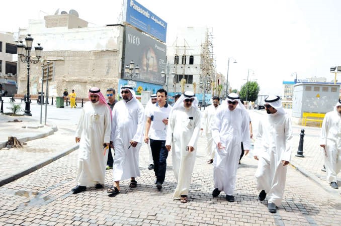 ماحمد الصبيح متفقدا سوق المباركية