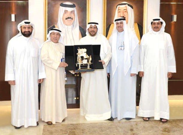علي الشمري يقدم درعا تكريمية للشيخ عبدالله الحمود
