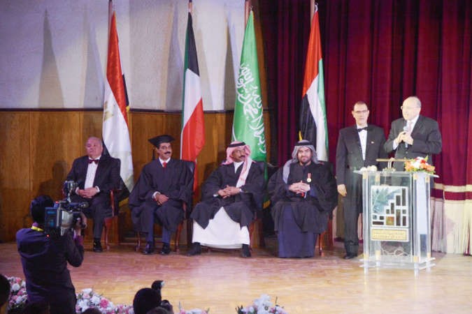 الرويشد وجوهر والجسمي بعد منحهم الدكتوراه الفخرية﻿