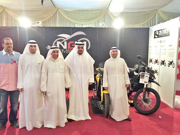 علي فيصل المطوع مع ضيوف المعرض﻿