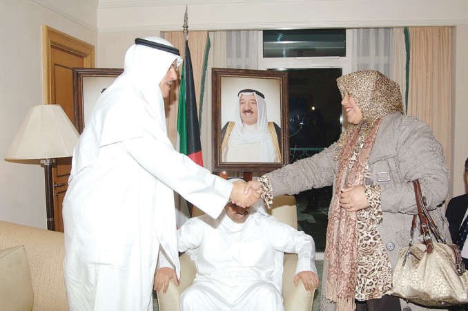 الشيخ سلمان الحمود مصافحا الزميلة هناء السيدناصر عبدالسيد ﻿