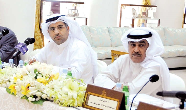  دعودة الرويعي والزميل عدنان الراشد خلال الحلقة النقاشية
