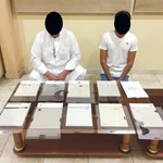 المتهمان وامامهما المعاملات قبل بيعها على المستفيدين﻿