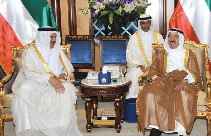 صاحب السمو الامير الشيخ صباح الاحمد مستقبلا عبد اللطيف الزياني ﻿
