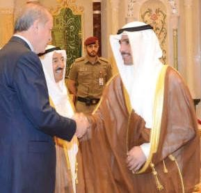 مرزوق الغانم مصافحا الرئيس التركي خلال مادبة الغداء﻿