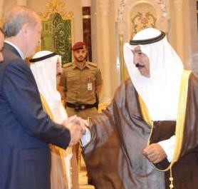 الشيخ جابر العبدالله يصافح الرئيس التركي﻿