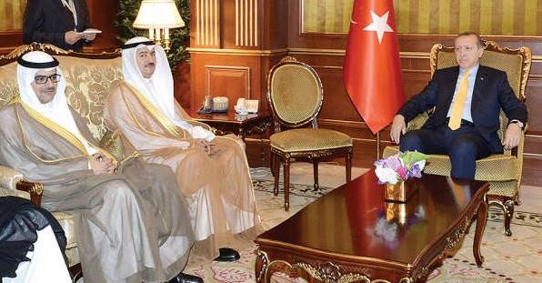 الرئيس التركي رجب طيب اردوغان مستقبلا حمد المرزوق ومازن الناهض﻿