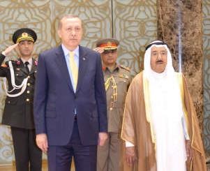 صاحب السمو الامير الشيخ صباح الاحمد والرئيس التركي رجب طيب اردوغان اثناء مراسم الوداع﻿